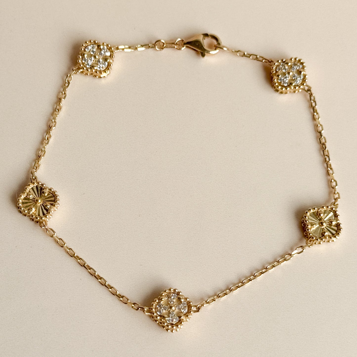 Pulsera Cinco Tréboles Pavé y Texturizados de Oro 18K – Modelo Pequeño