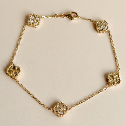 Pulsera Cinco Tréboles Pavé y Texturizados de Oro 18K – Modelo Pequeño