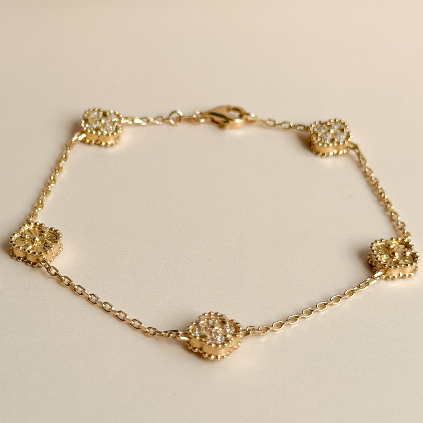 Pulsera Cinco Tréboles Pavé y Texturizados de Oro 18K – Modelo Pequeño