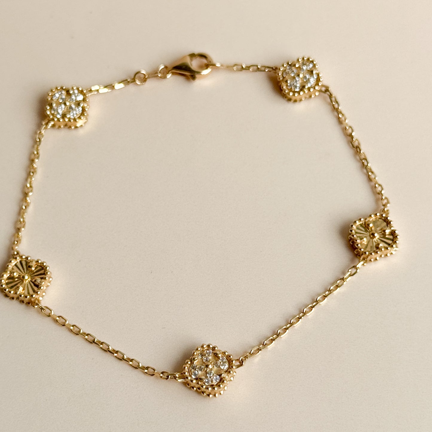 Pulsera Cinco Tréboles Pavé y Texturizados de Oro 18K – Modelo Pequeño