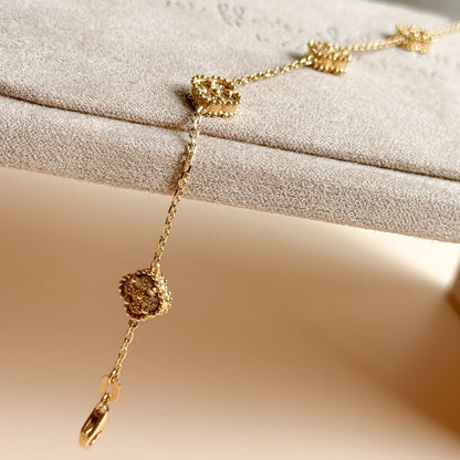 Pulsera Cinco Tréboles Pavé y Texturizados de Oro 18K – Modelo Pequeño