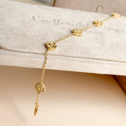 Pulsera Cinco Tréboles Pavé y Texturizados de Oro 18K – Modelo Pequeño