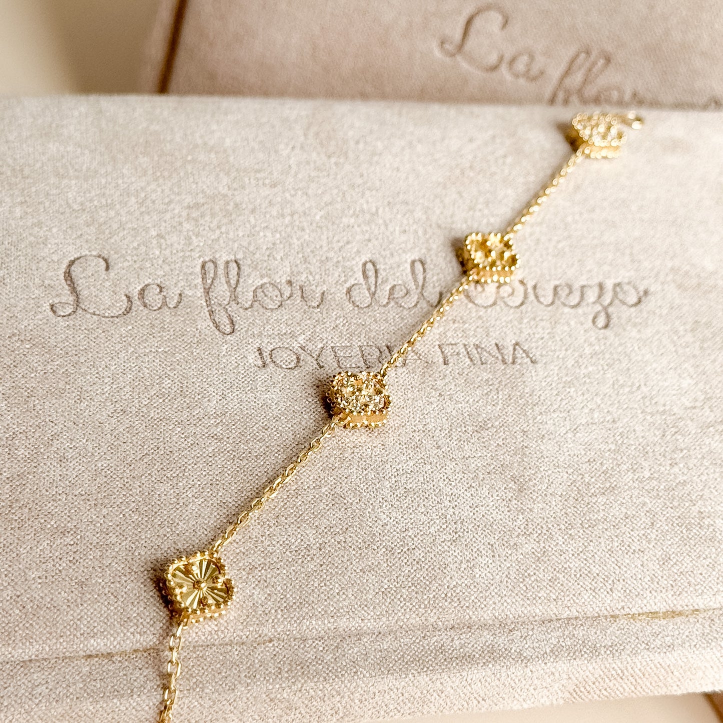 Pulsera Cinco Tréboles Pavé y Texturizados de Oro 18K – Modelo Pequeño