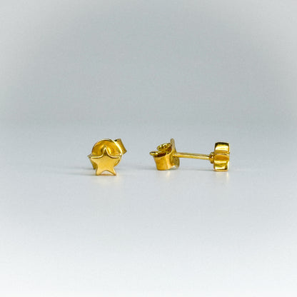 Aretes estrella en oro 18k