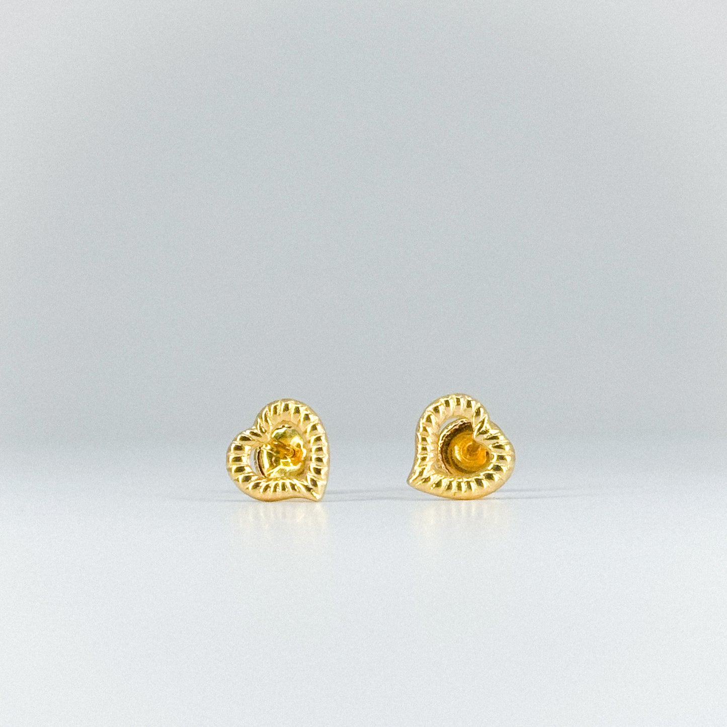 Aretes tipo topito corazón calado