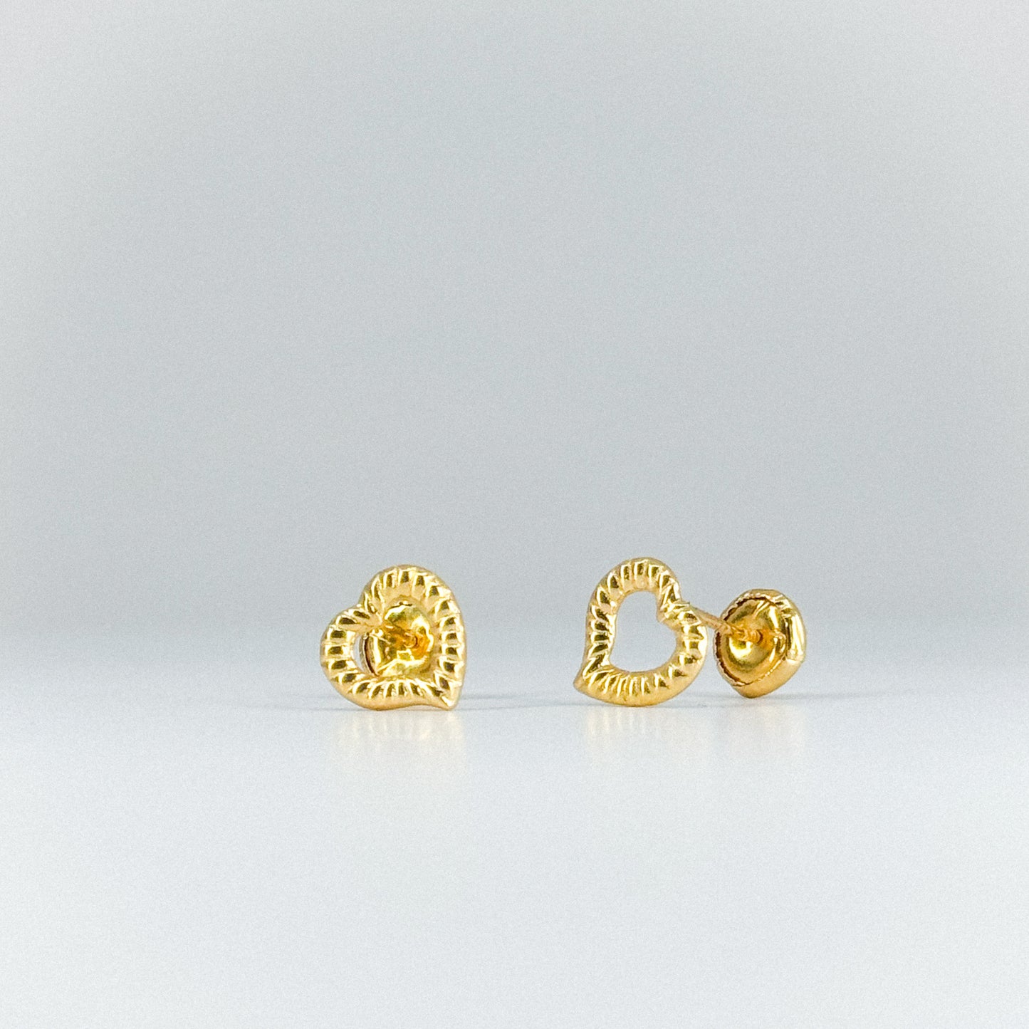 Aretes tipo topito corazón calado