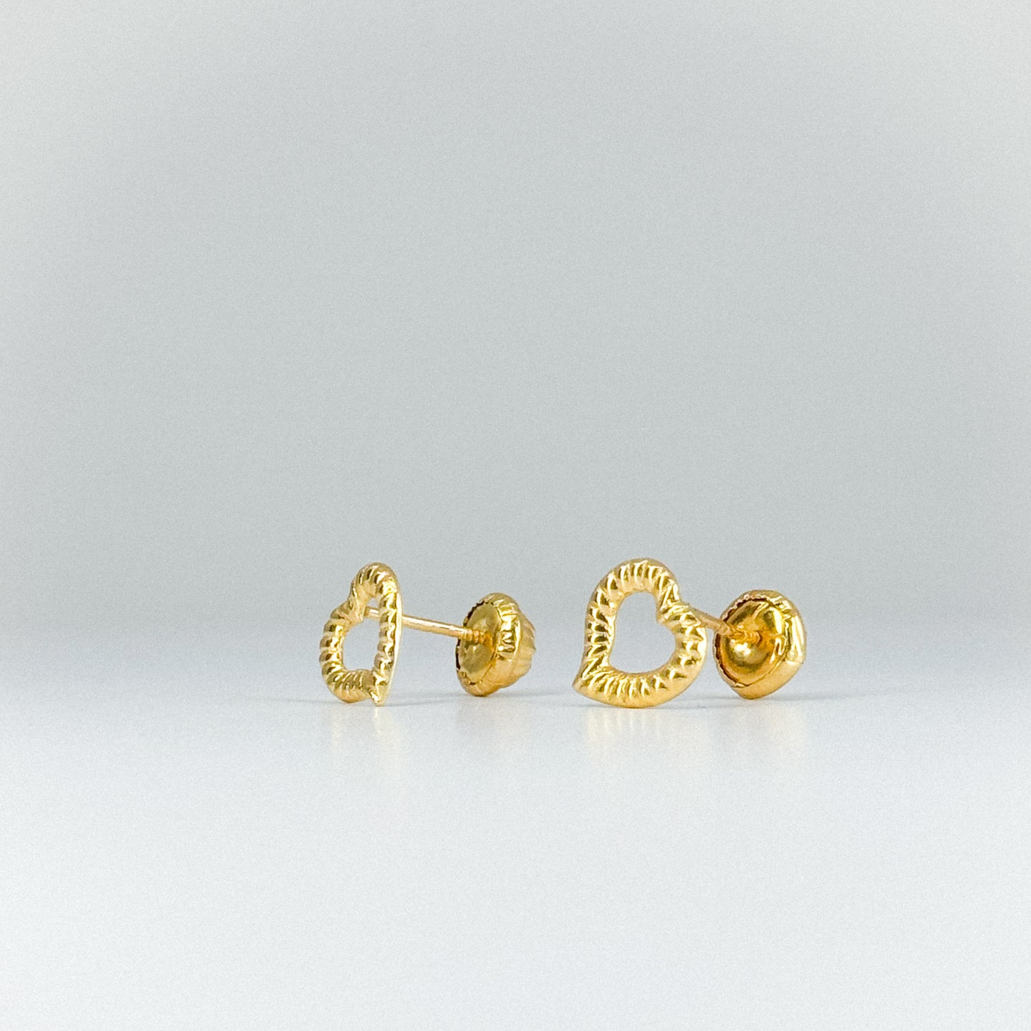 Aretes tipo topito corazón calado