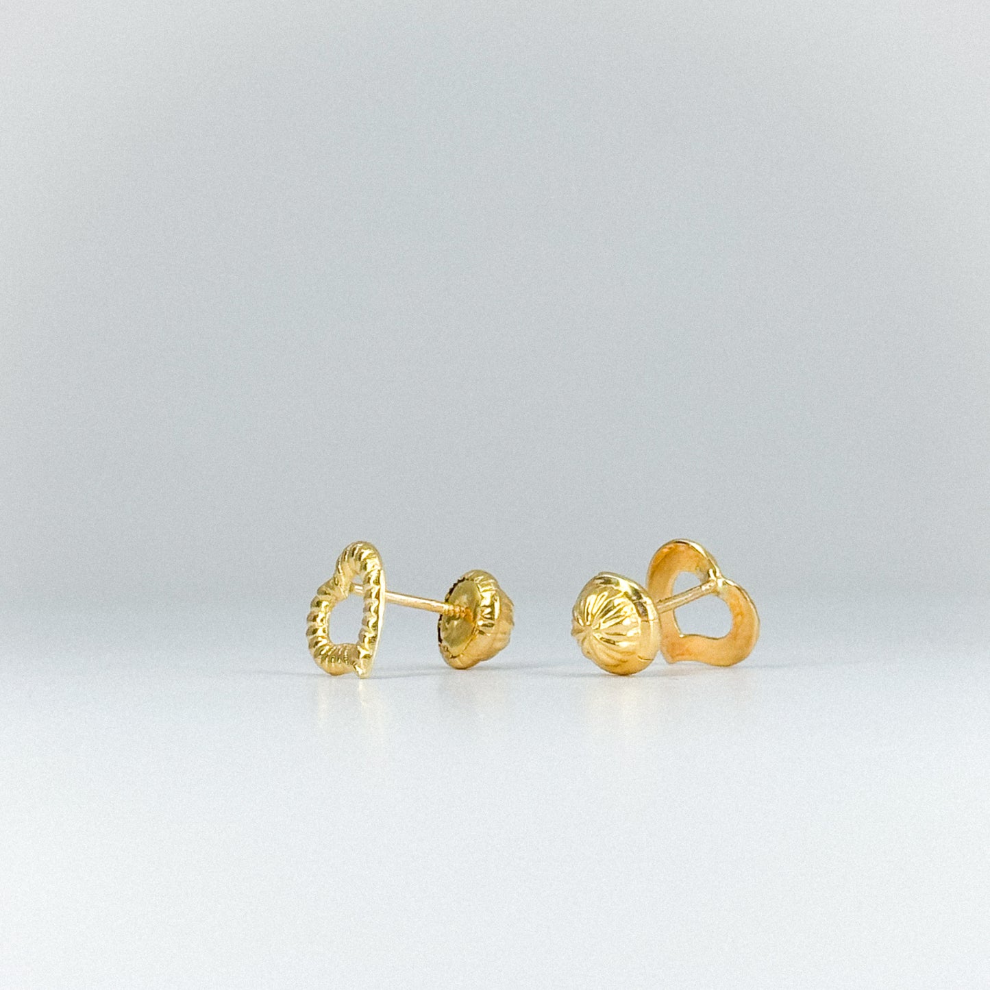 Aretes tipo topito corazón calado