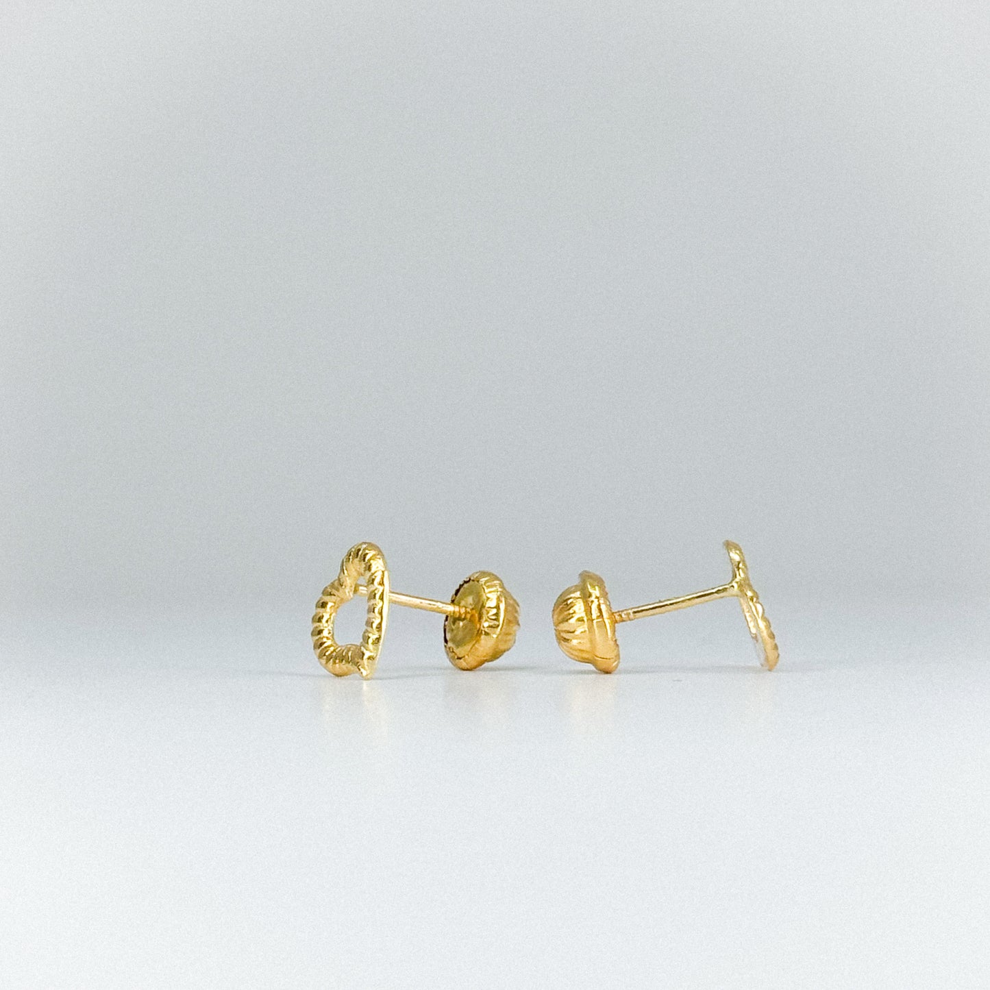 Aretes tipo topito corazón calado
