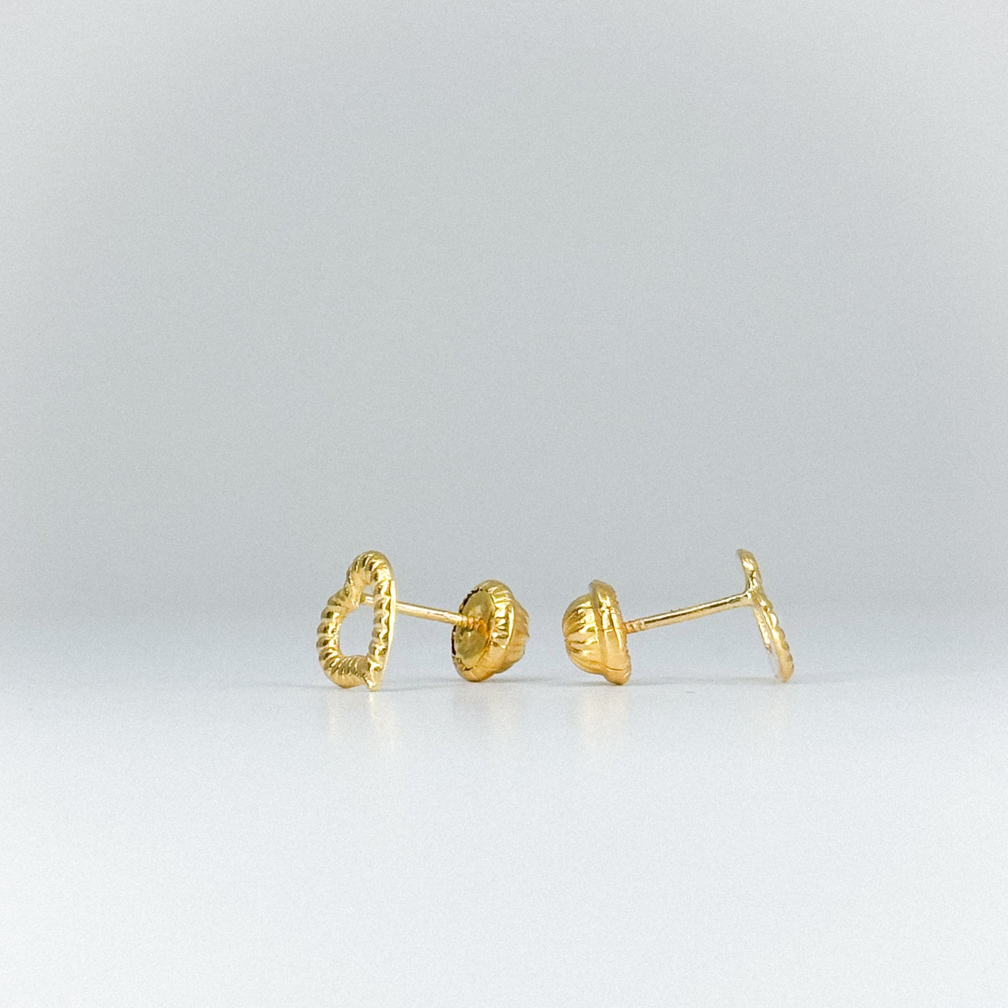 Aretes tipo topito corazón calado
