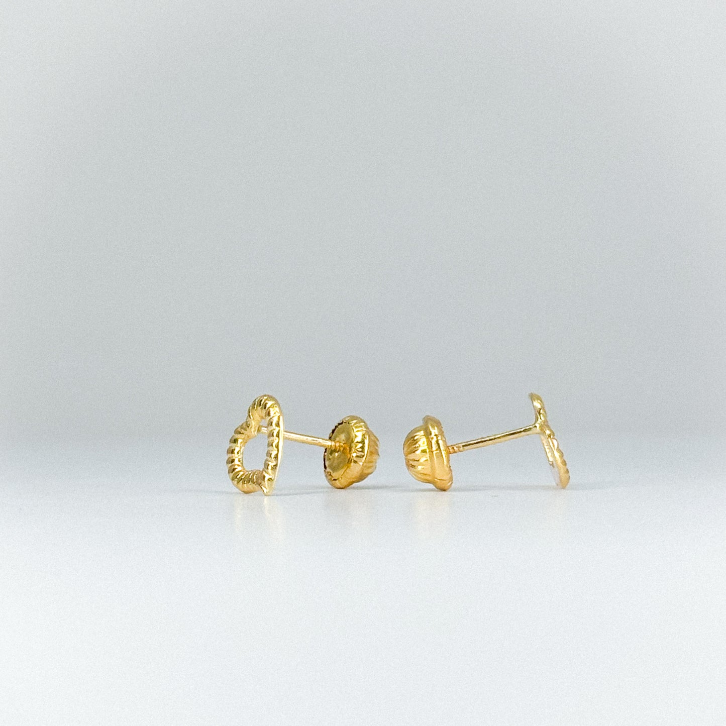 Aretes tipo topito corazón calado