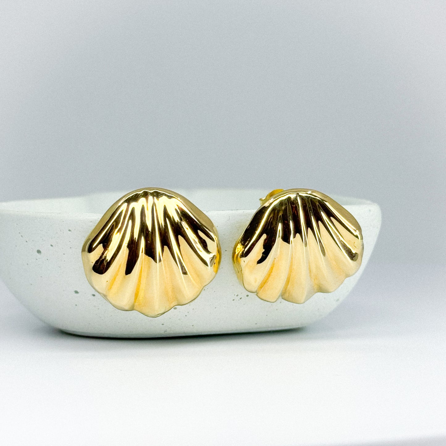 Aretes concha de oro 18k