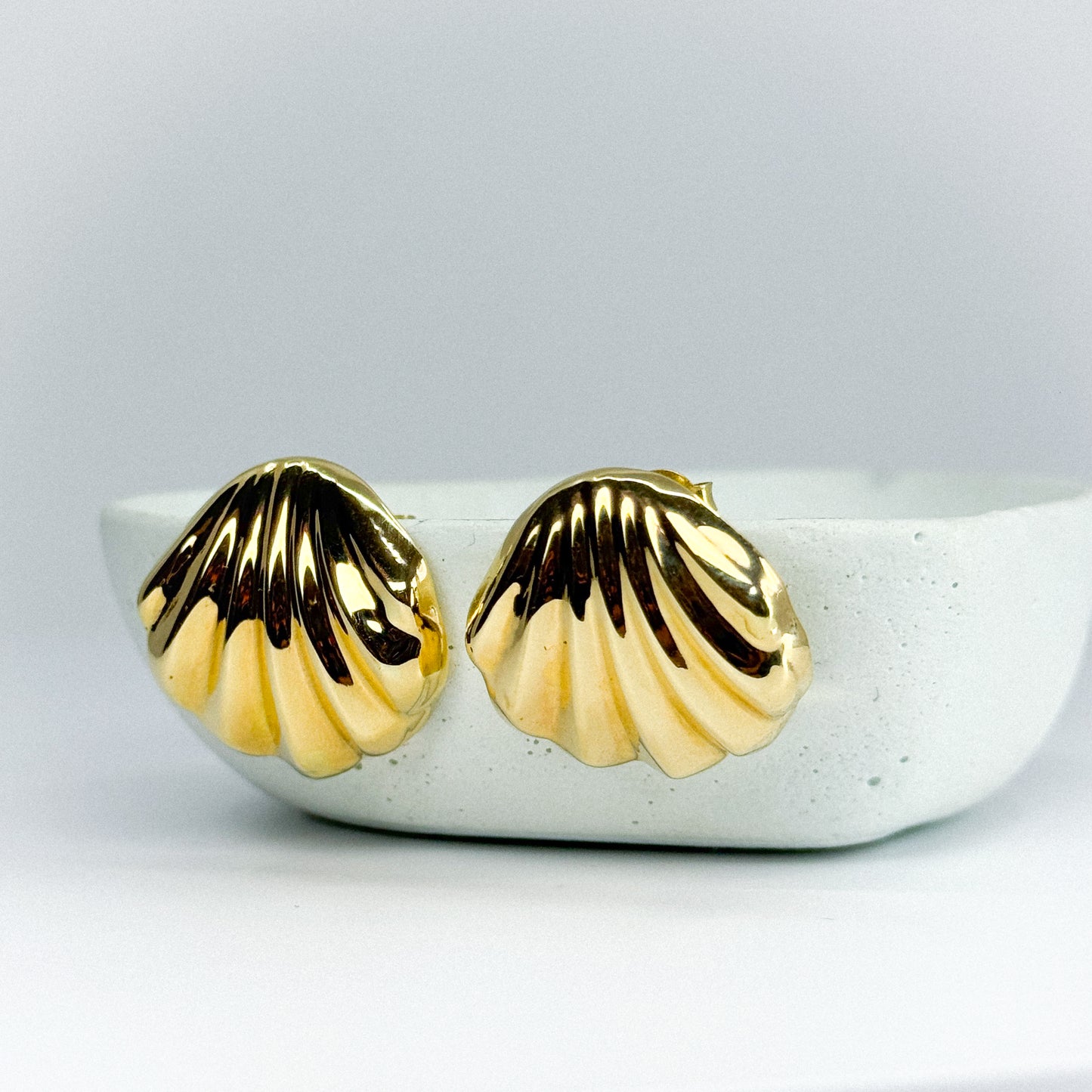 Aretes concha de oro 18k