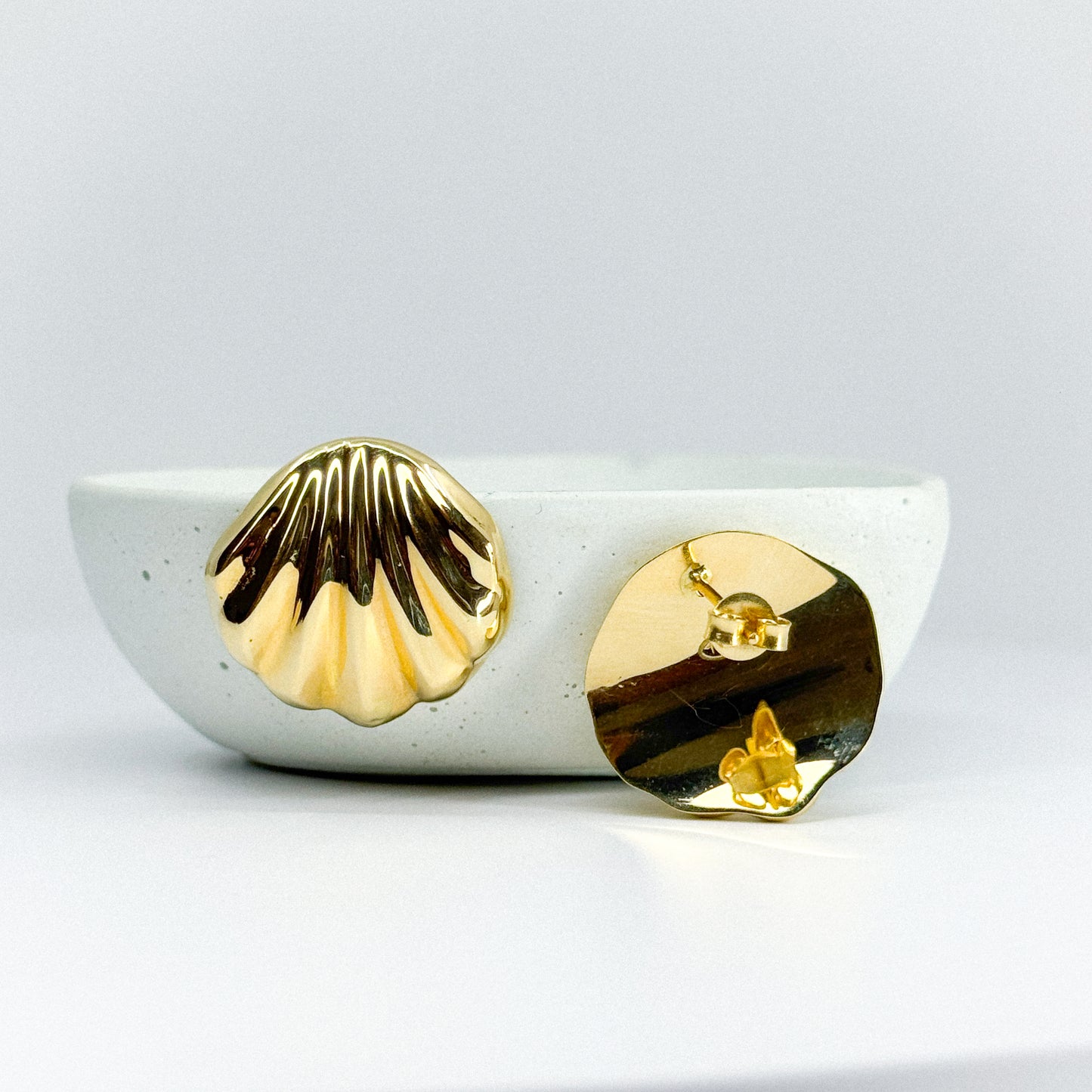 Aretes concha de oro 18k