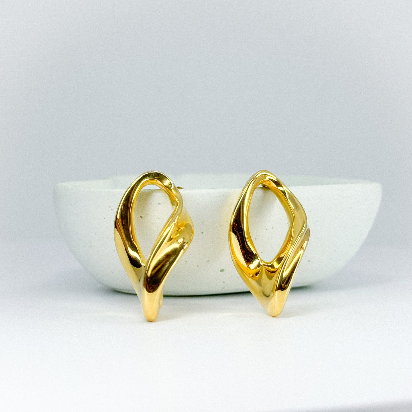 Aretes esculturales en oro 18k
