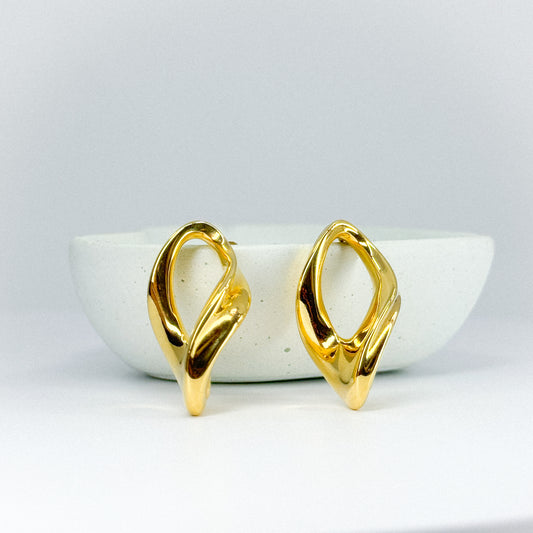 Aretes esculturales en oro 18k
