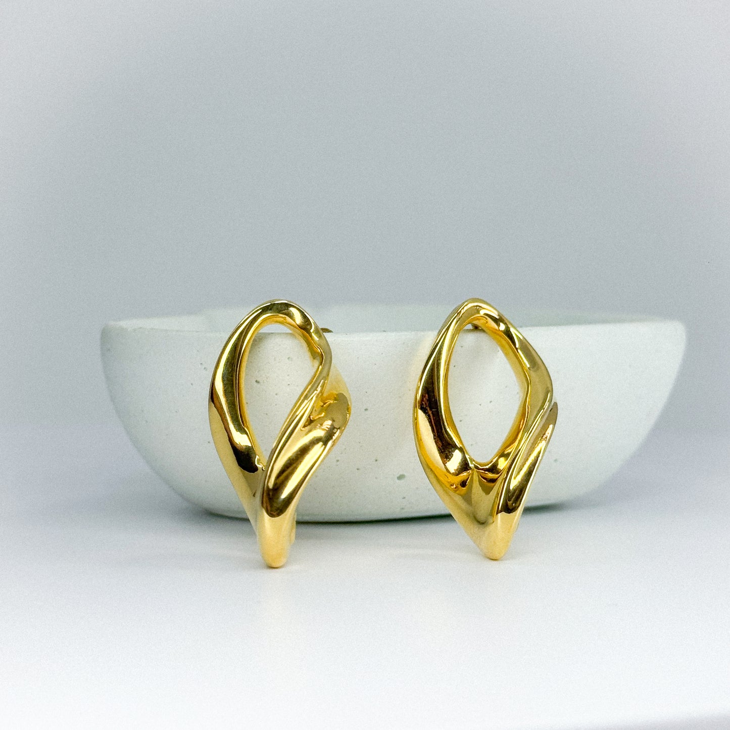 Aretes esculturales en oro 18k
