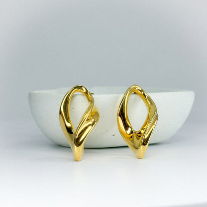 Aretes esculturales en oro 18k