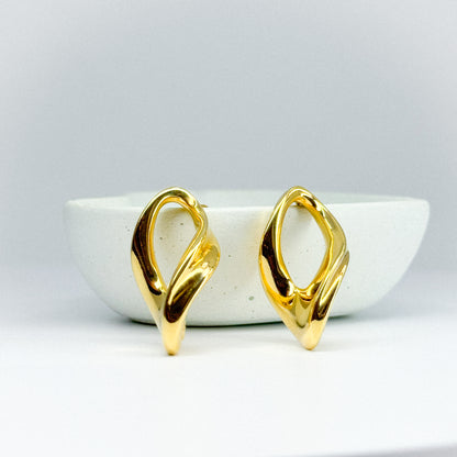 Aretes esculturales en oro 18k