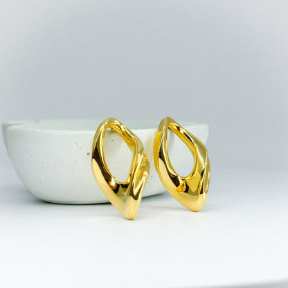 Aretes esculturales en oro 18k