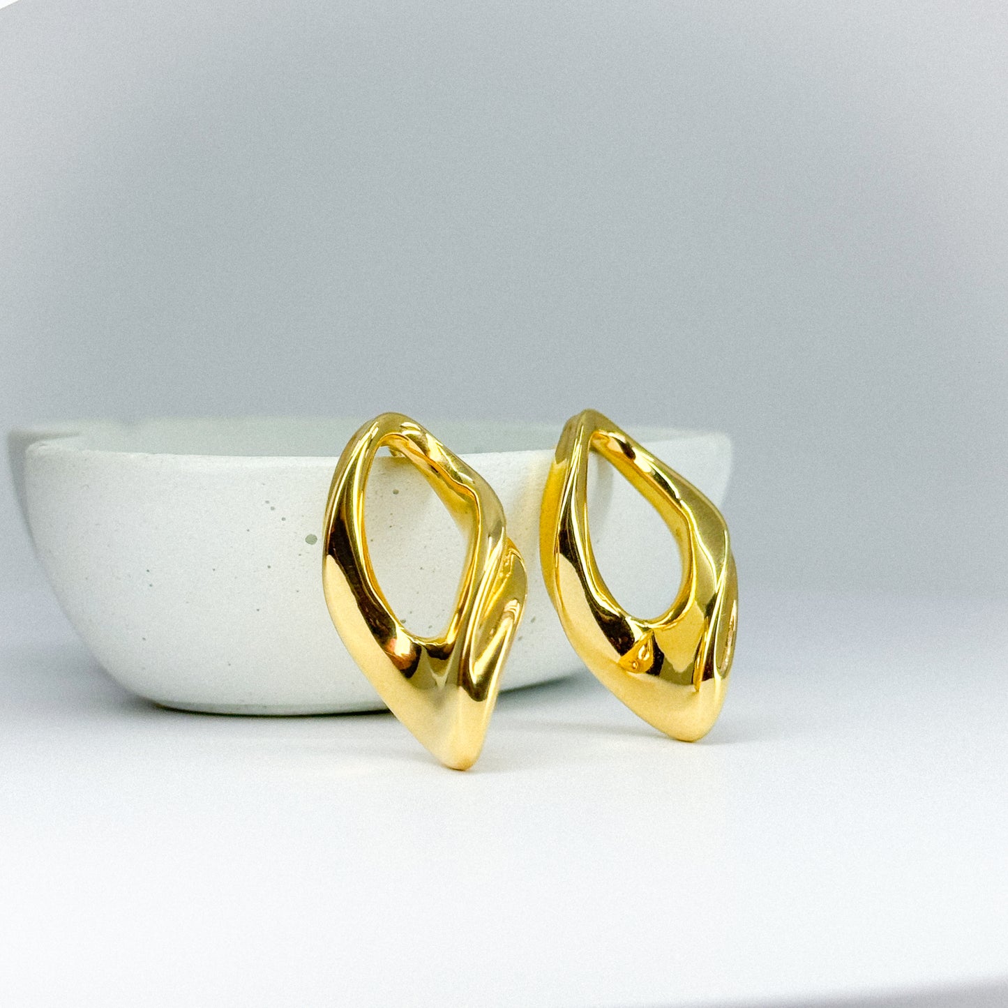 Aretes esculturales en oro 18k