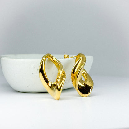 Aretes esculturales en oro 18k