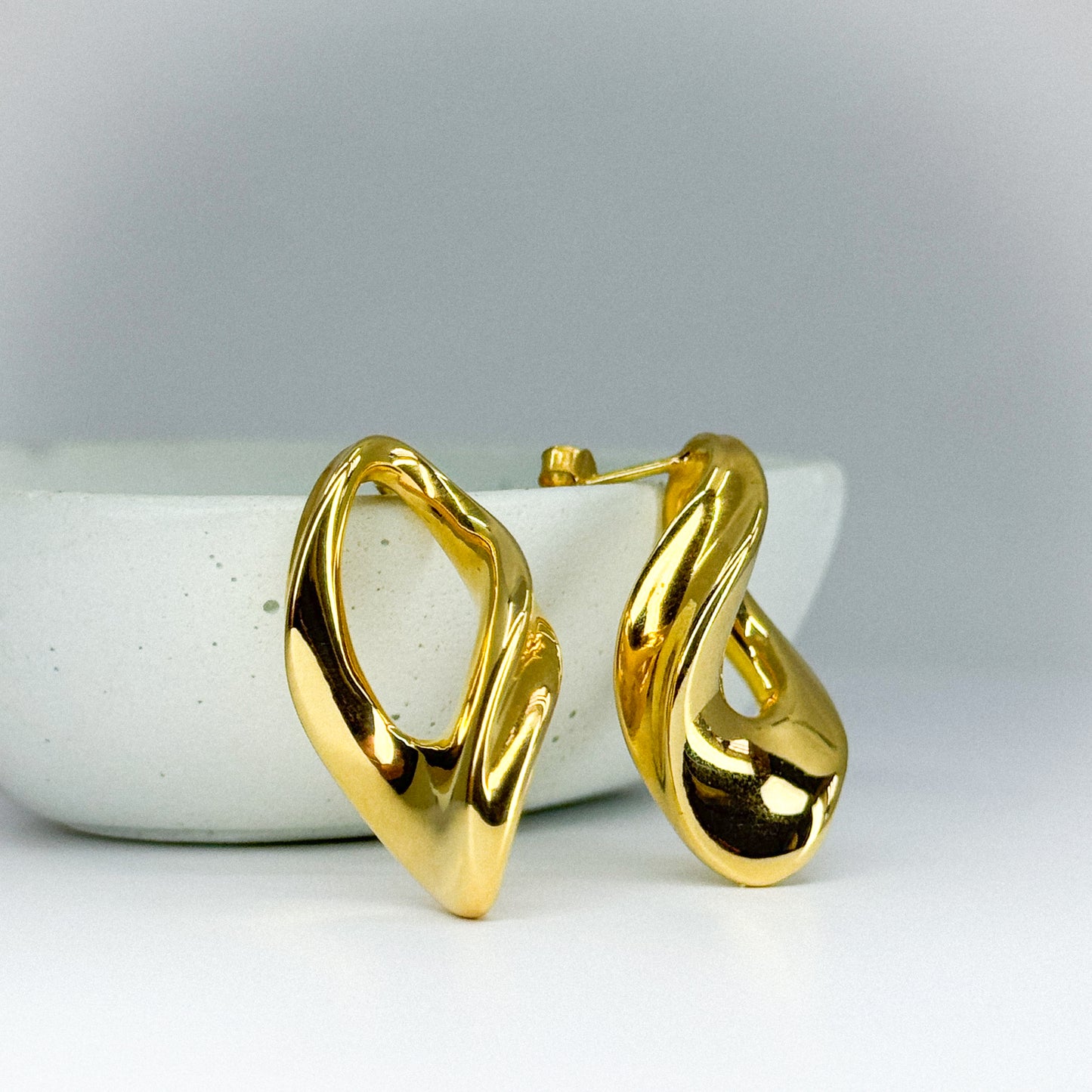 Aretes esculturales en oro 18k