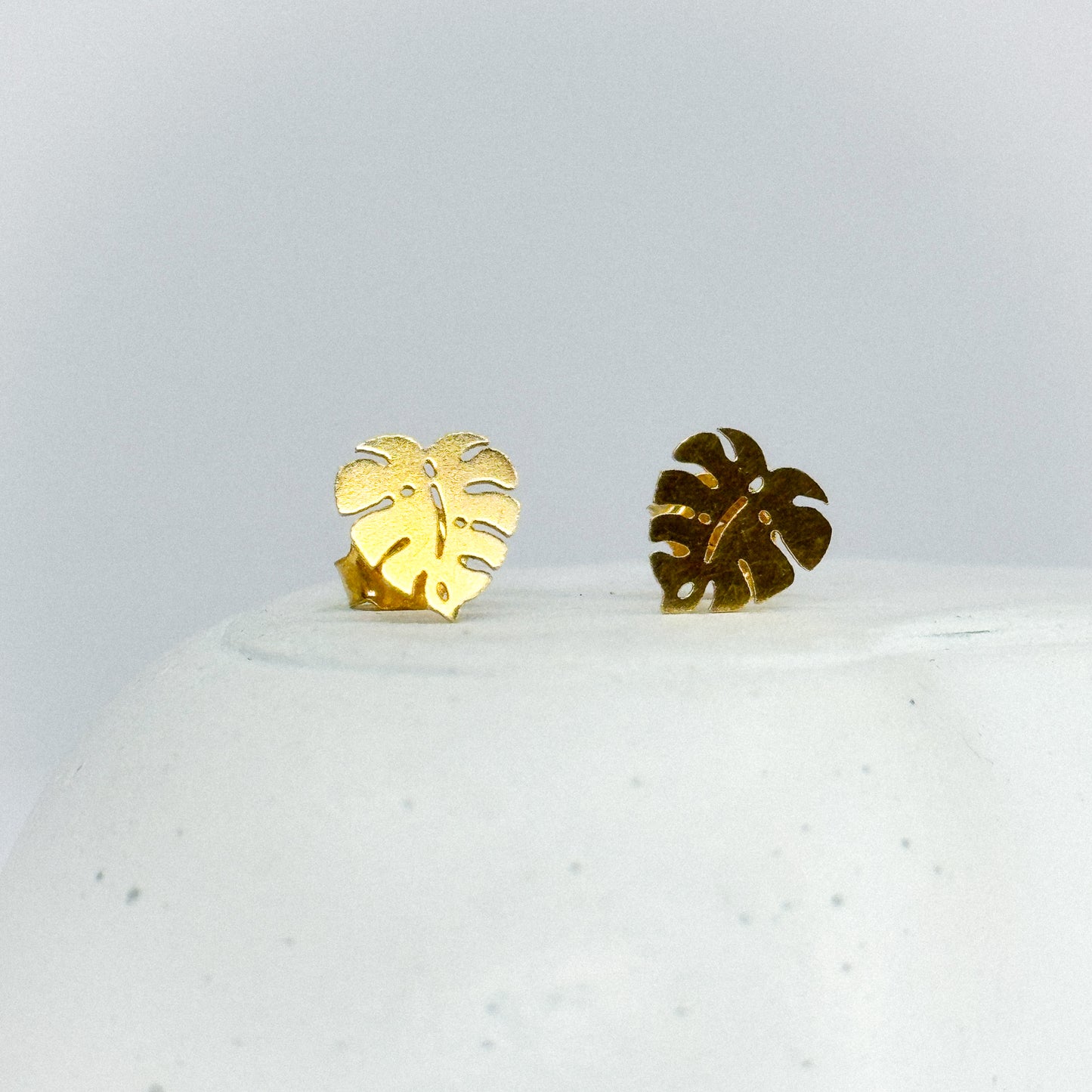 Aretes hoja de oro 18k