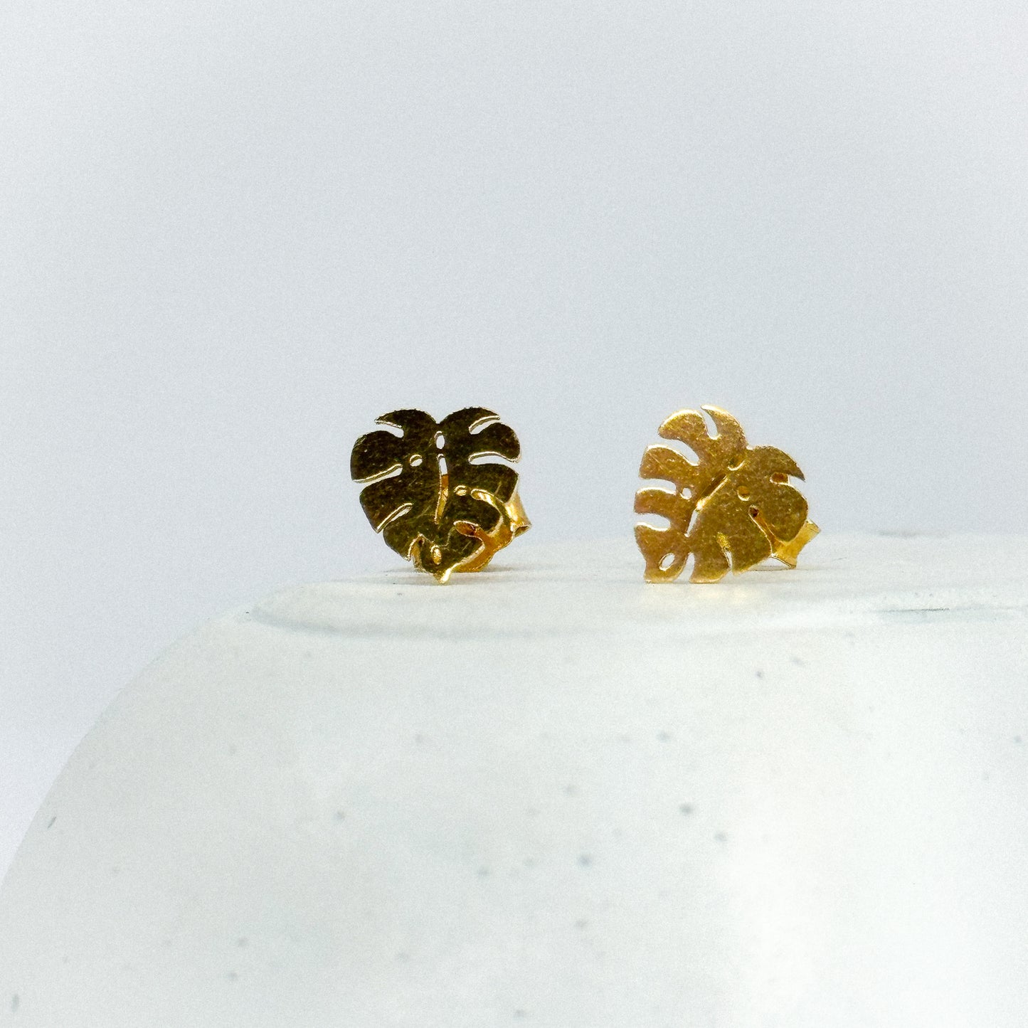 Aretes hoja de oro 18k