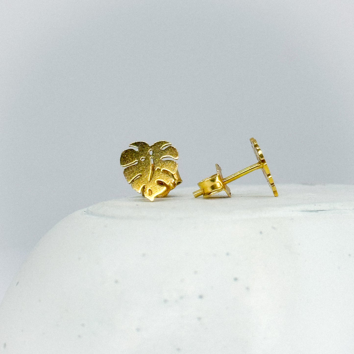 Aretes hoja de oro 18k