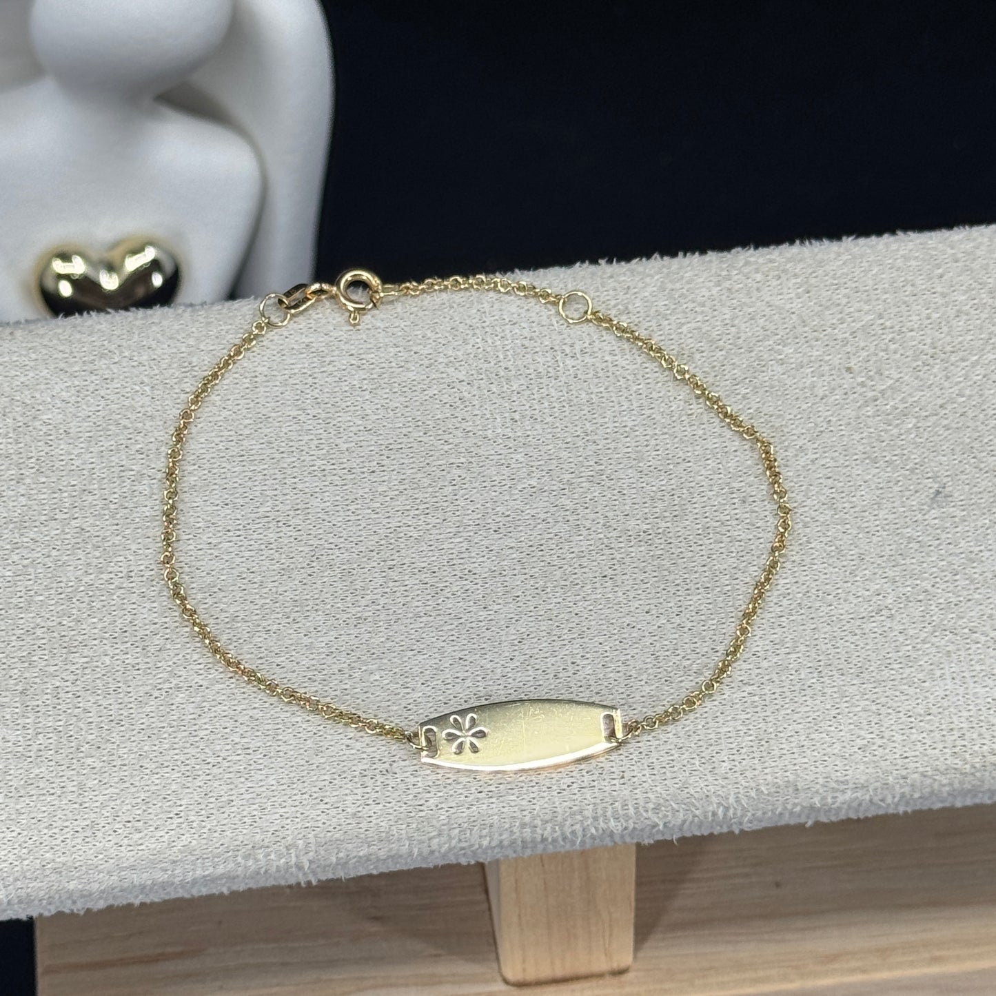 Pulsera Óvalo Flor Calada 2 cm – Oro 18K