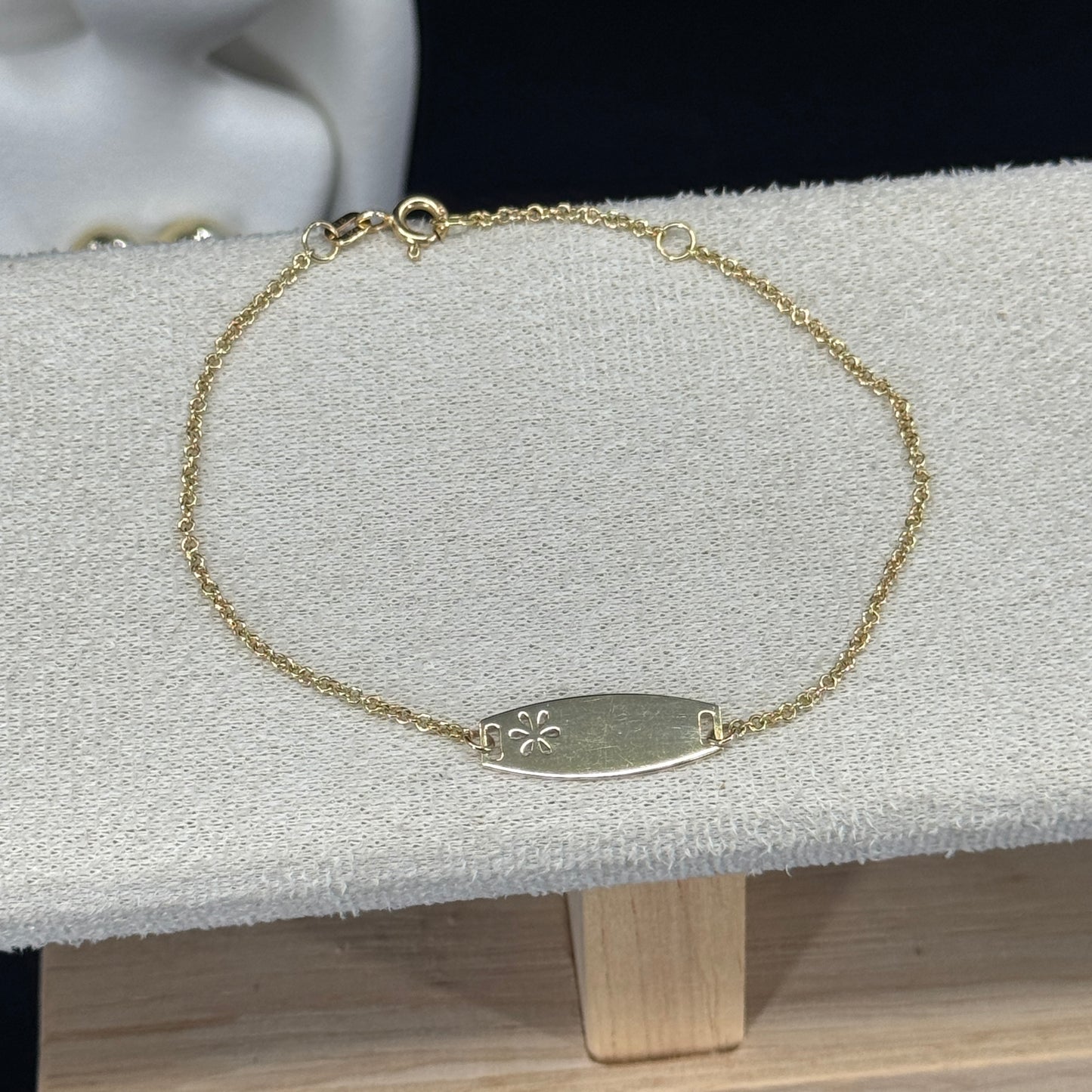 Pulsera Óvalo Flor Calada 2 cm – Oro 18K