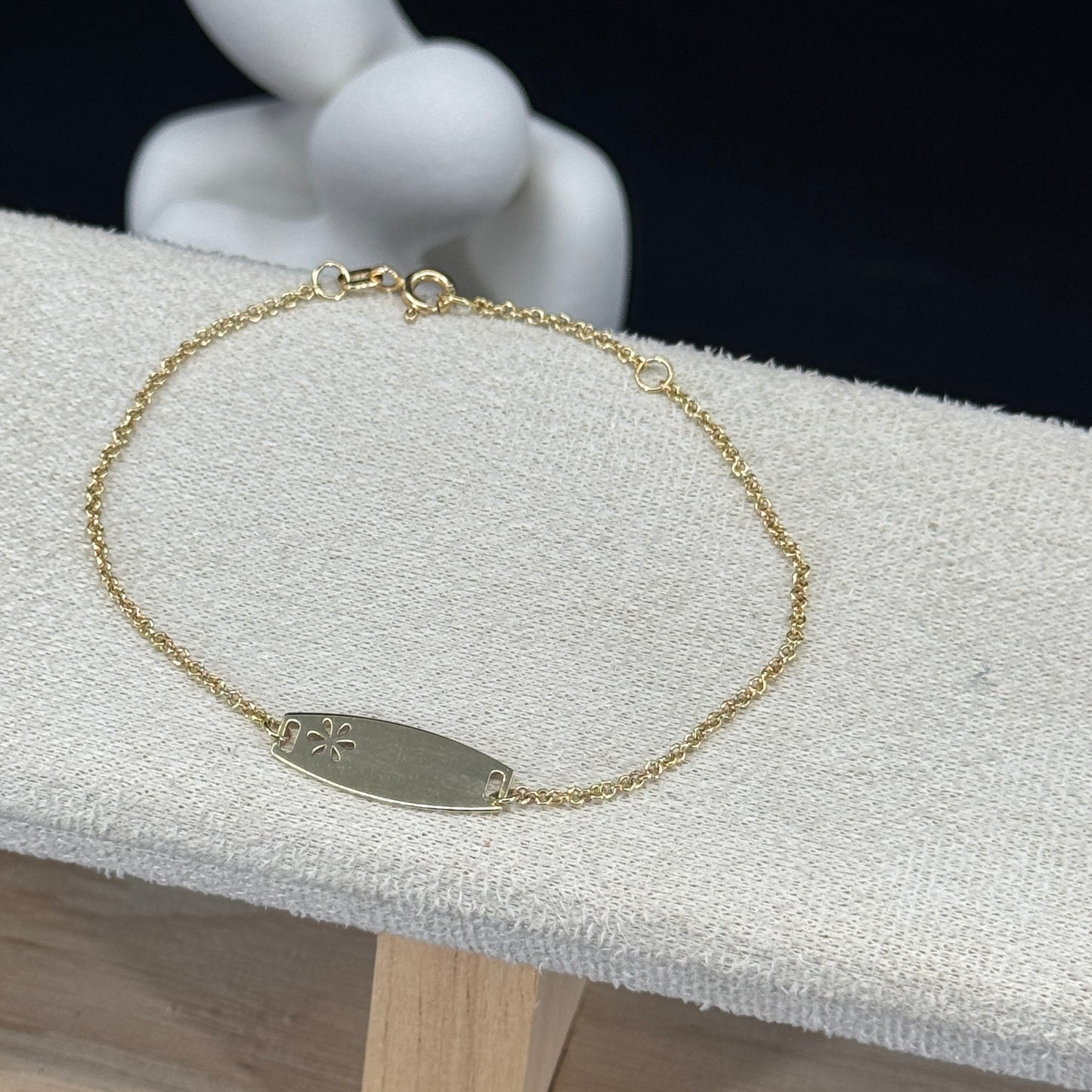 Pulsera Óvalo Flor Calada 2 cm – Oro 18K