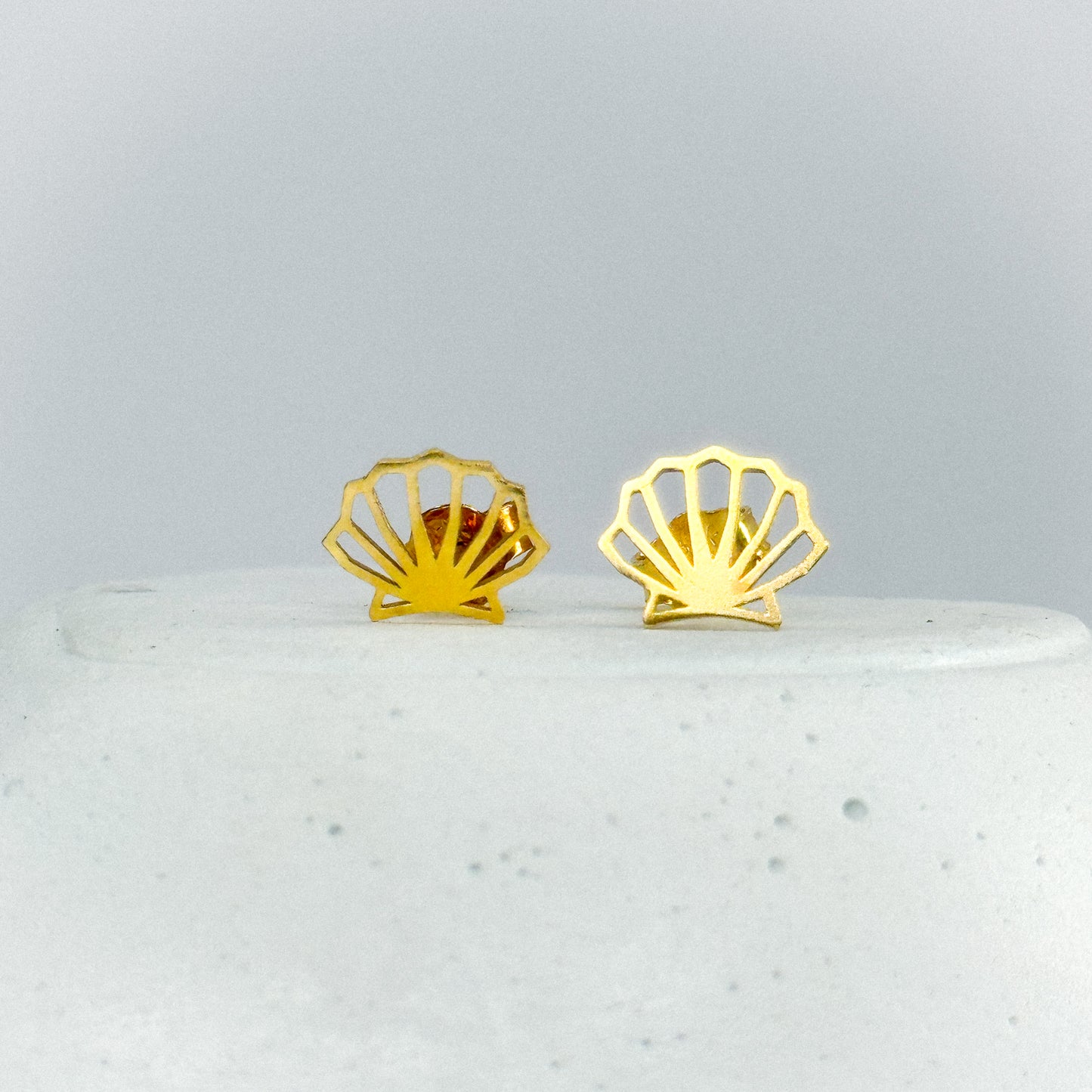 Aretes conchita de mar en oro 18k