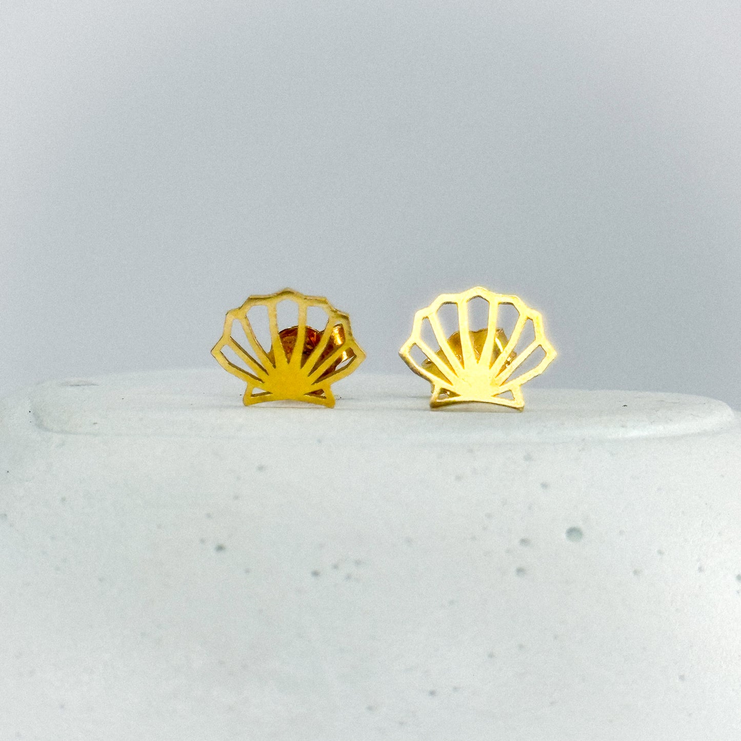 Aretes conchita de mar en oro 18k