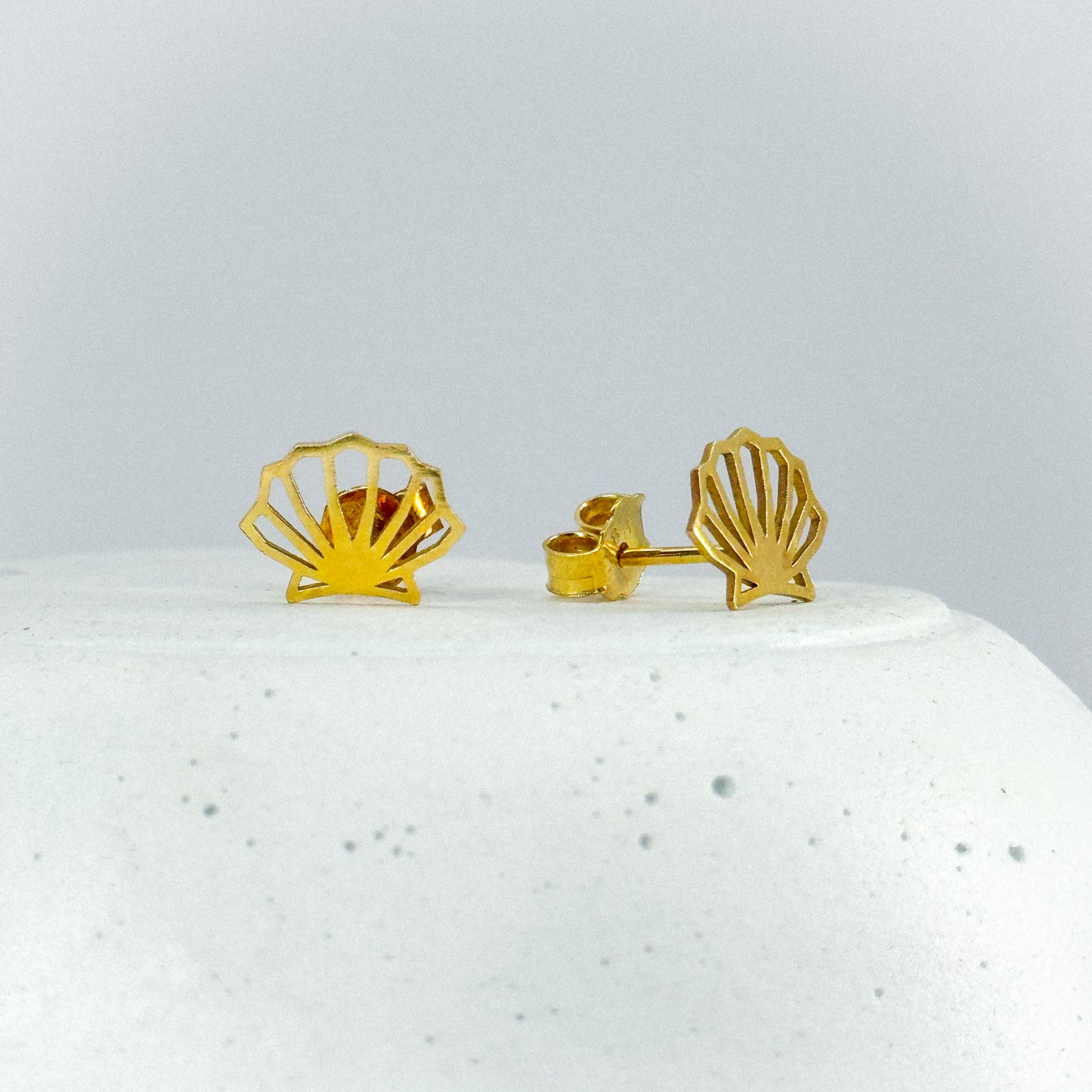 Aretes conchita de mar en oro 18k