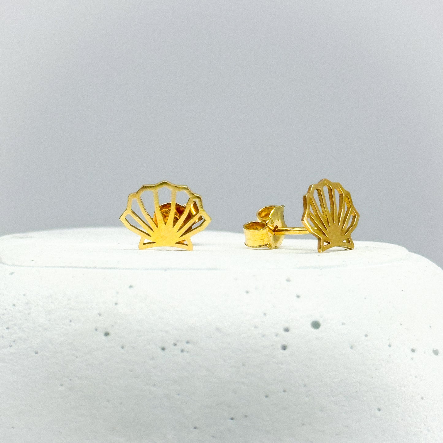 Aretes conchita de mar en oro 18k