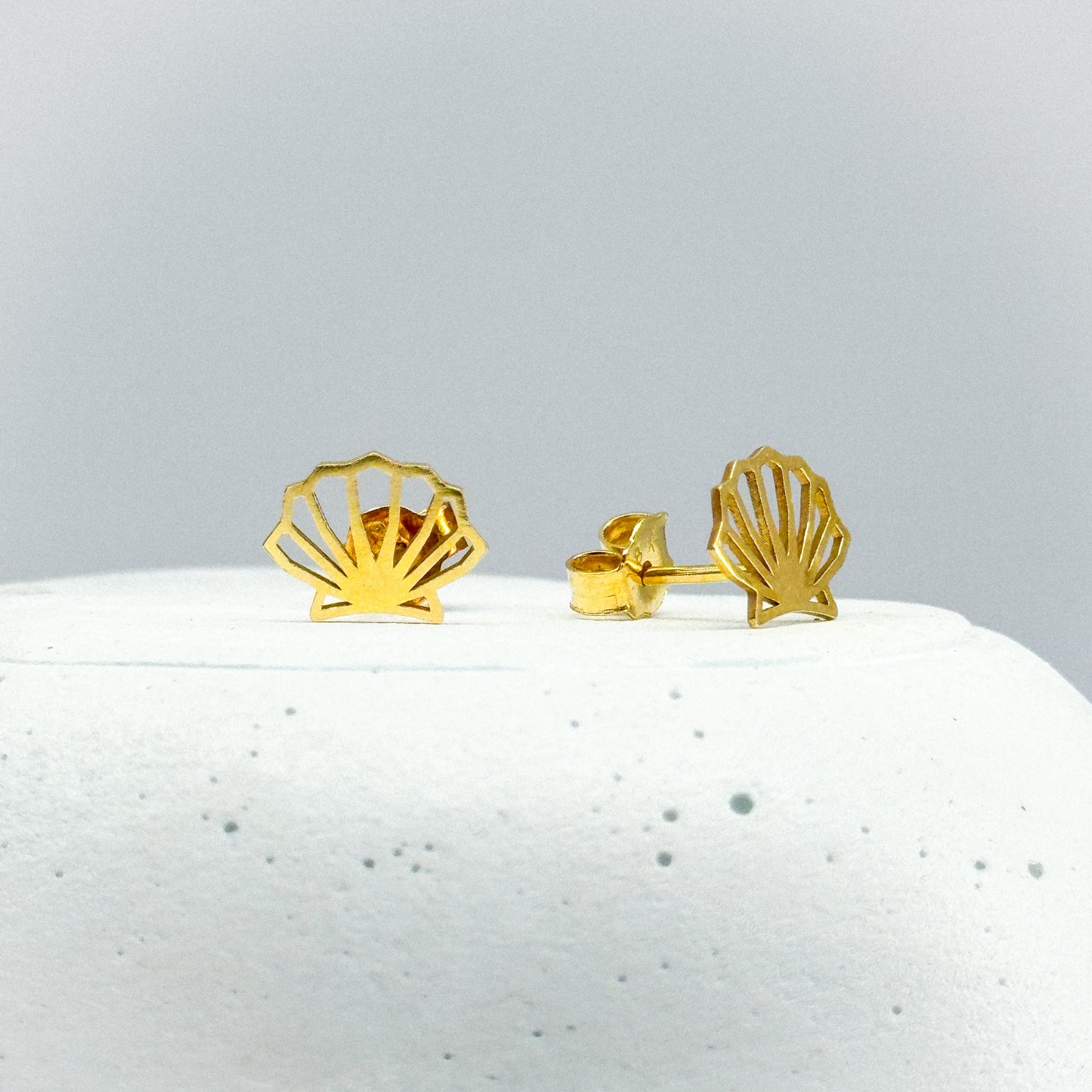 Aretes conchita de mar en oro 18k