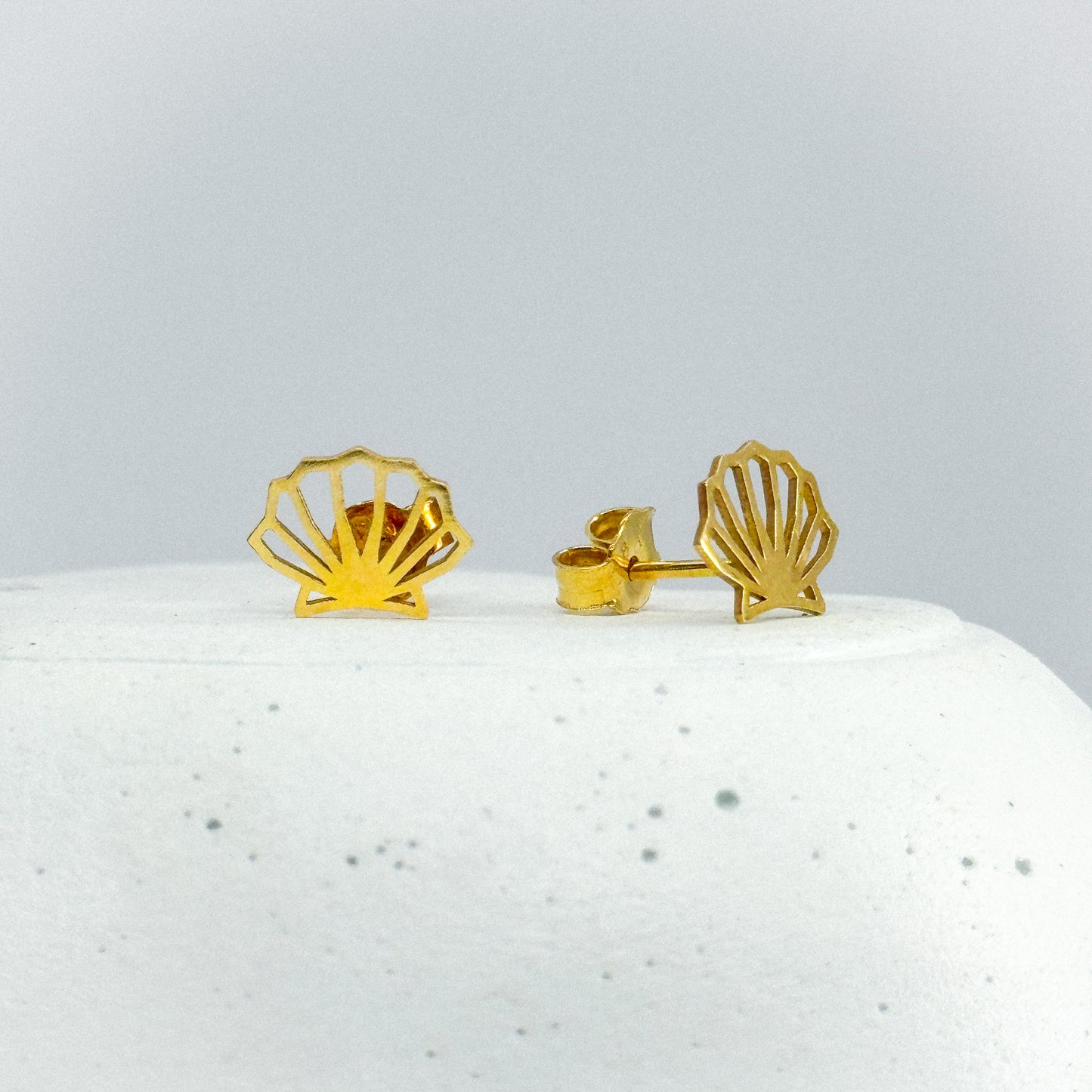 Aretes conchita de mar en oro 18k