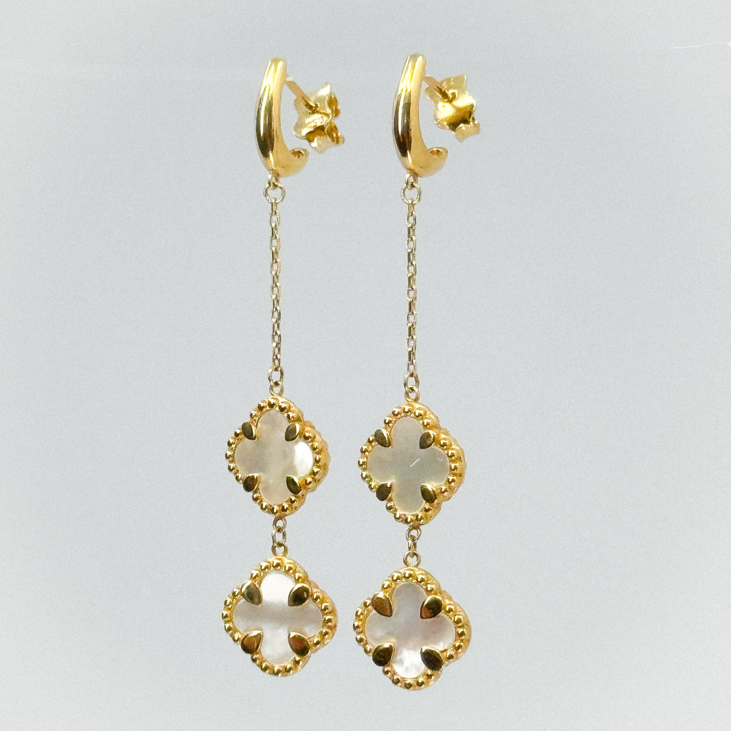 Aretes Trébol Doble Nácar en Oro 18k