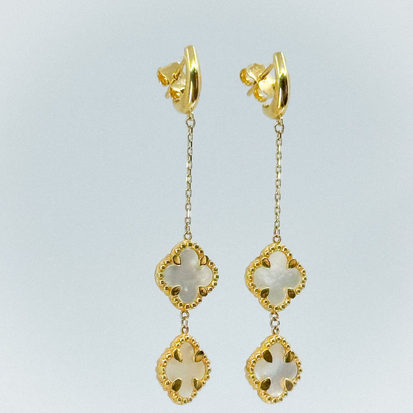 Aretes Trébol Doble Nácar en Oro 18k