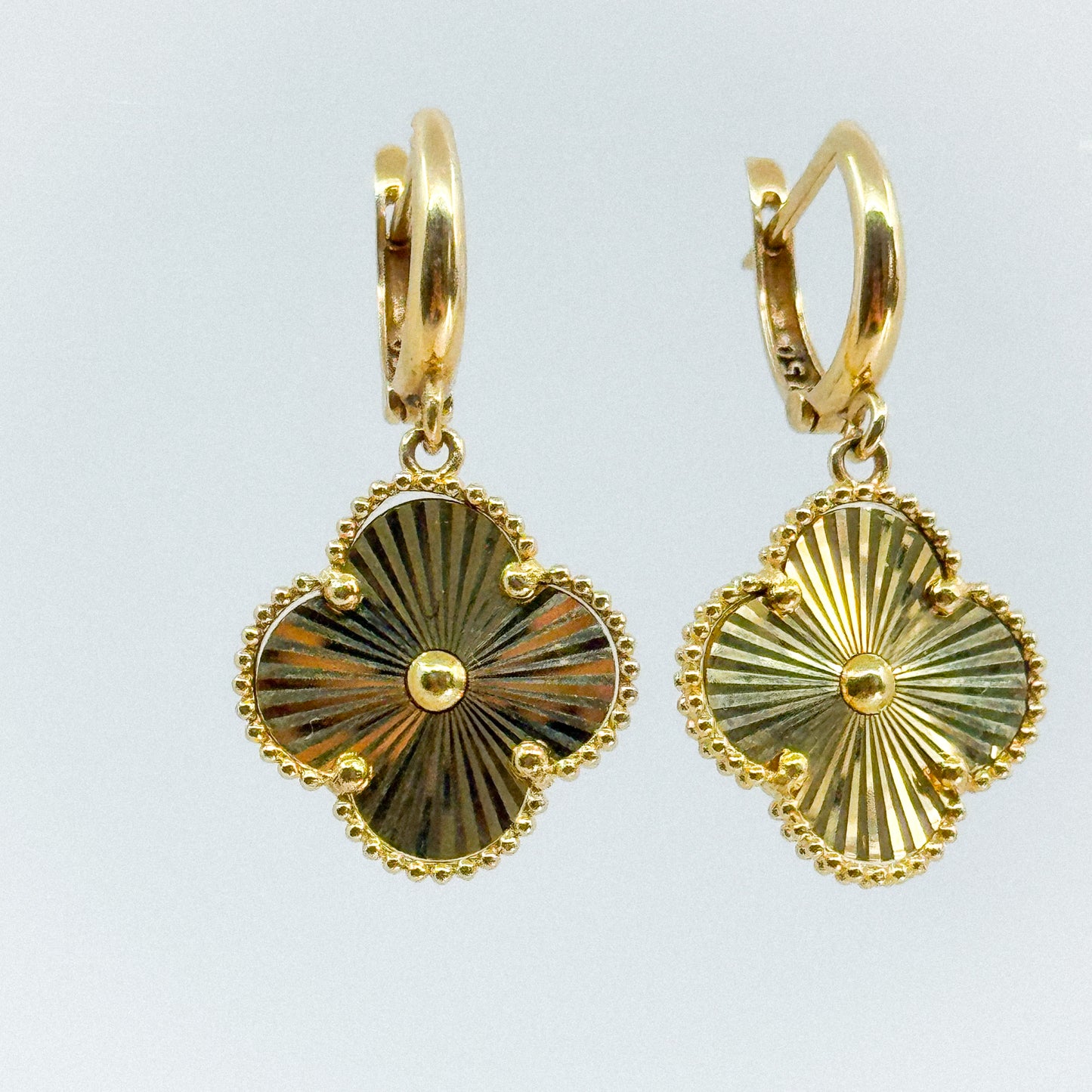 Aretes Trébol Radiante en Oro 18k