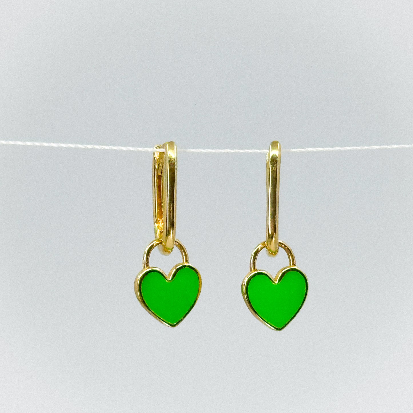 Aretes Amor Esmeralda de Oro 18k