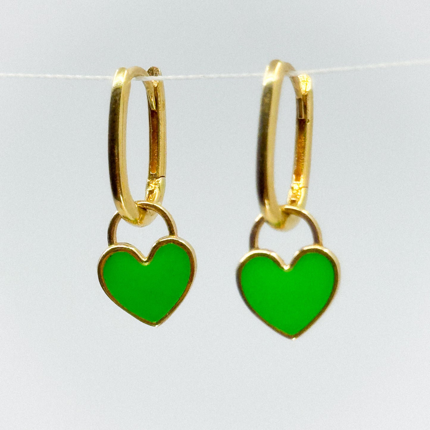 Aretes Amor Esmeralda de Oro 18k