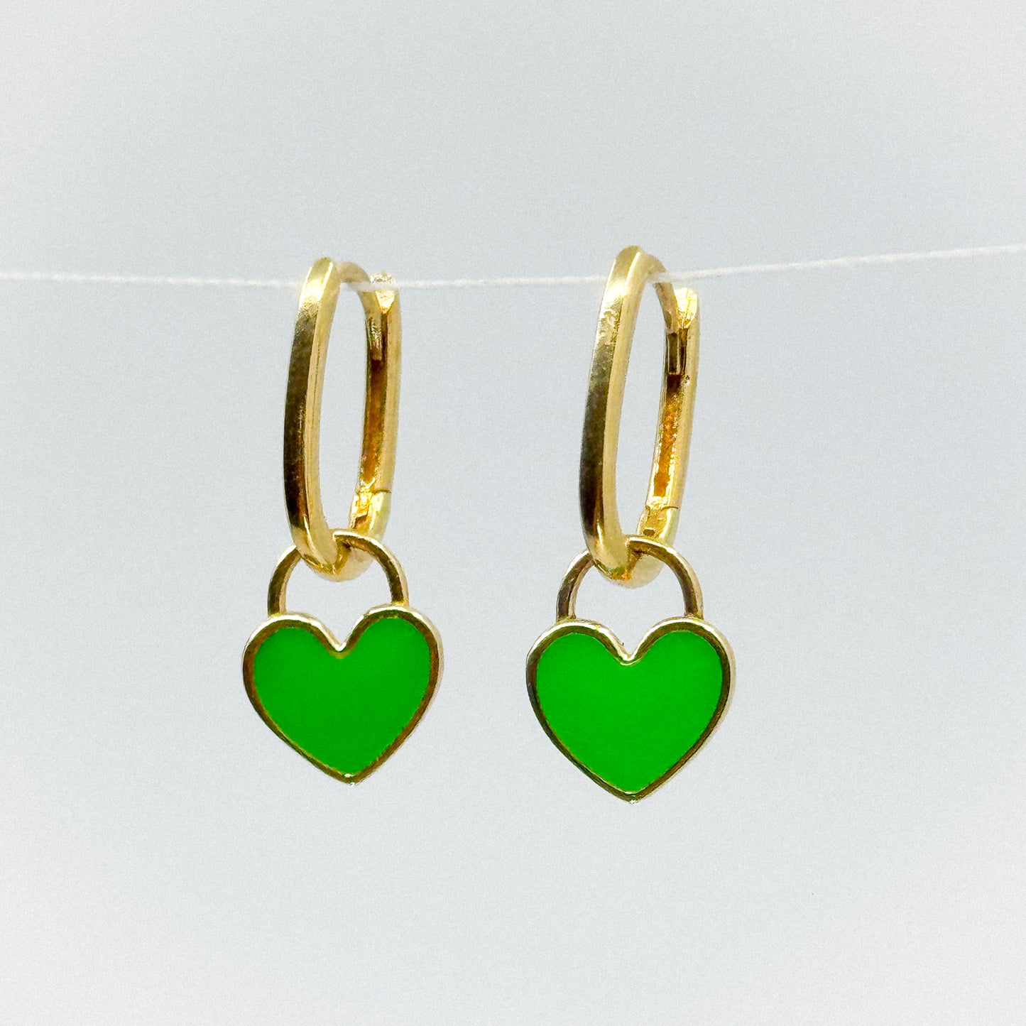 Aretes Amor Esmeralda de Oro 18k