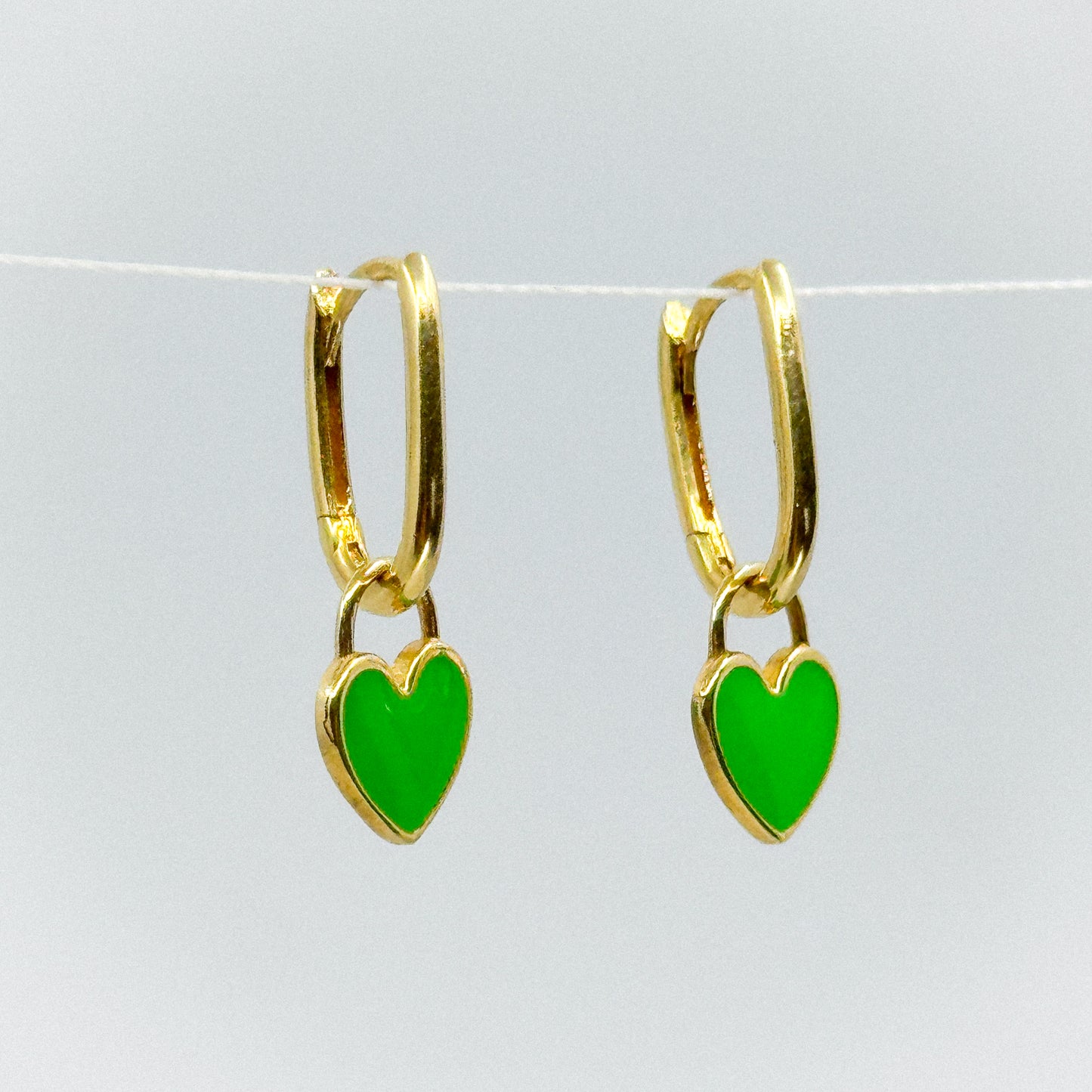 Aretes Amor Esmeralda de Oro 18k