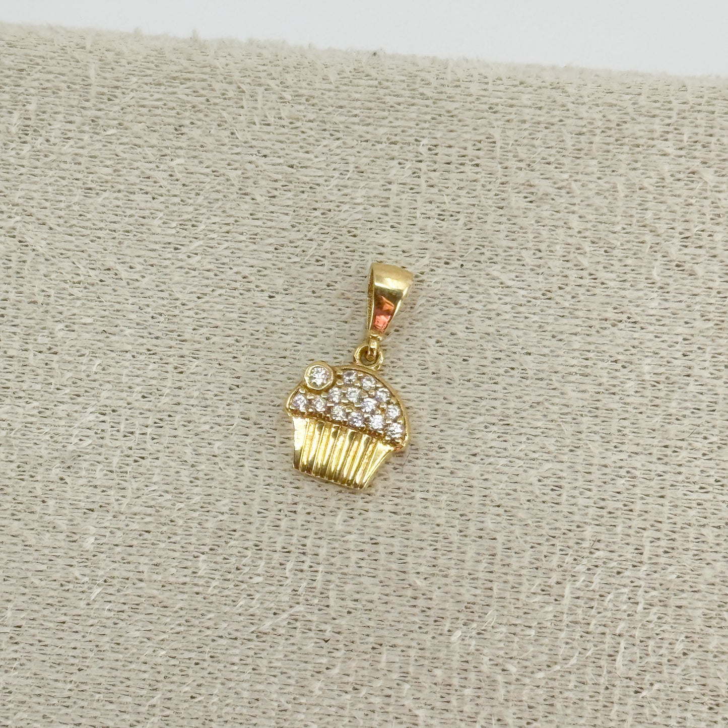 Dije Cupcake Brillante en oro 18k ✨