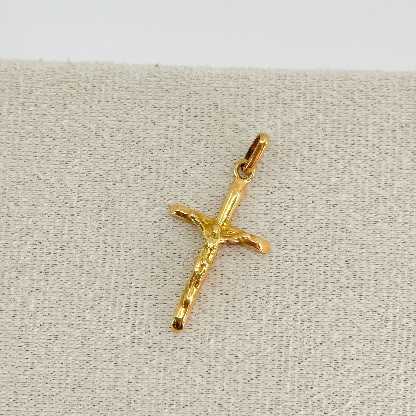 Dije Crucifijo de Jesús – Oro 18k