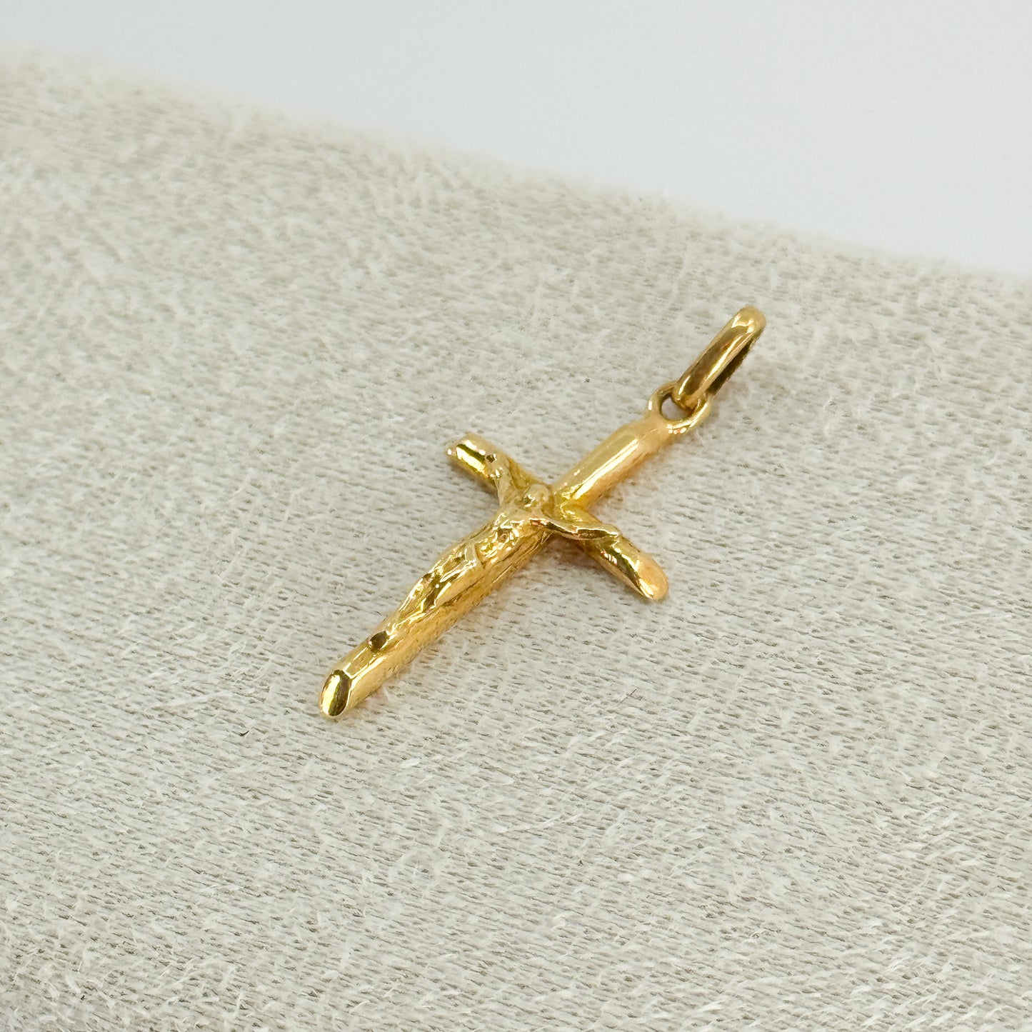 Dije Crucifijo de Jesús – Oro 18k