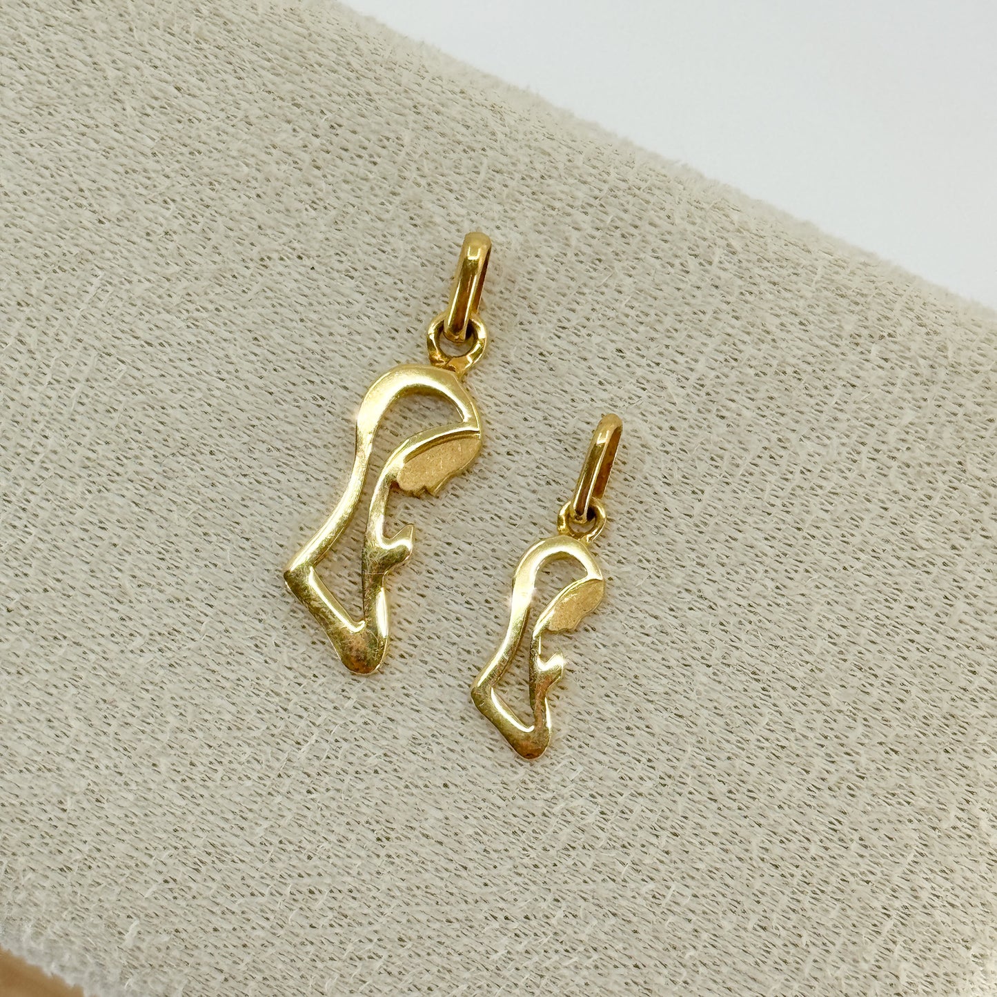 Dije Virgen Madonna Silueta – Oro 18k